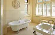 Toilet Kamar 7 Macdonald Frimley Hall Hotel and Spa