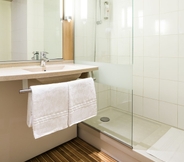 In-room Bathroom 4 ibis Mulhouse Centre Filature