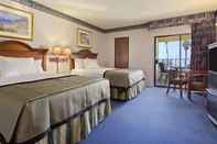 Bedroom Travelodge by Wyndham Ocean Front