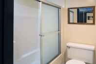 Toilet Kamar Travelodge by Wyndham Ocean Front