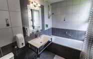 In-room Bathroom 7 Sure Hotel by Best Western Lille Tourcoing Ex Hotel Garden