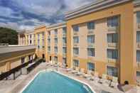 Kolam Renang La Quinta Inn & Suites by Wyndham Lynchburg at Liberty Univ.