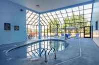 Swimming Pool Comfort Suites Airport