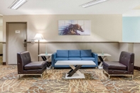 Lobi Quality Suites Kansas City International Airport