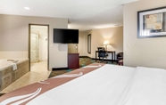 ห้องนอน 6 Quality Suites Kansas City International Airport