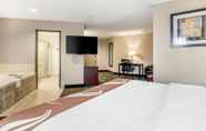 Bedroom 6 Quality Suites Kansas City International Airport
