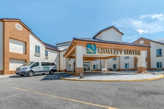 Bangunan 4 Quality Suites Kansas City International Airport