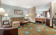 Bedroom 7 Quality Suites Kansas City International Airport