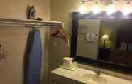 In-room Bathroom 4 Quality Suites Kansas City International Airport