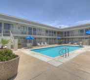 Swimming Pool 3 Motel 6 San Antonio, TX - Fort Sam Houston