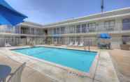 Hồ bơi 2 Motel 6 San Antonio, TX - Fort Sam Houston