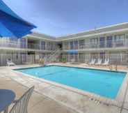 Swimming Pool 2 Motel 6 San Antonio, TX - Fort Sam Houston