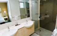 In-room Bathroom 5 Ramada Hotel and Suites Ballina Byron