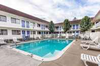 Swimming Pool Motel 6 Yreka, CA