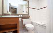 In-room Bathroom 4 Sandman Hotel & Suites Regina
