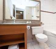 Toilet Kamar 4 Sandman Hotel & Suites Regina