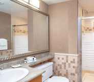 Toilet Kamar 5 Sandman Hotel & Suites Regina