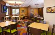 Restoran 7 Fairfield Inn & Suites by Marriott Houston Hobby Airport.