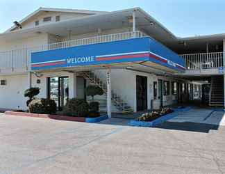 Exterior 2 Motel 6 Fresno, CA - Blackstone North