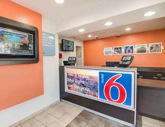 Lobi 2 Motel 6 Phoenix East