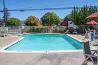 Swimming Pool Motel 6 Ukiah, CA