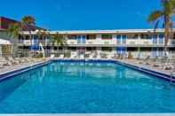 Swimming Pool Motel 6 Cocoa Beach, FL