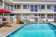 Swimming Pool Motel 6 Medford, OR