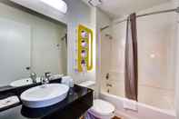 In-room Bathroom Motel 6 Wheat Ridge, CO - West - Denver North