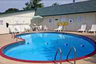 Swimming Pool Travelodge by Wyndham Lansing