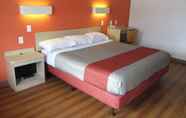 Phòng ngủ 6 Travelodge by Wyndham Lansing