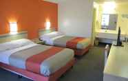 Bedroom 2 Travelodge by Wyndham Lansing