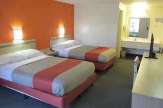 Phòng ngủ 4 Travelodge by Wyndham Lansing