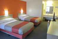 Bedroom Travelodge by Wyndham Lansing