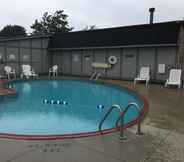 Swimming Pool 7 Travelodge by Wyndham Lansing