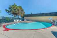 Swimming Pool Rodeway Inn