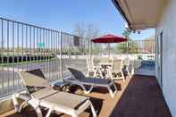 Swimming Pool Motel 6 Denver, CO – Downtown