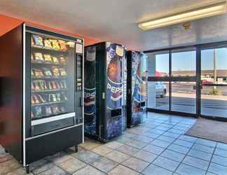 Lobby 2 Motel 6 Fargo, ND - West Acres - North Fargo