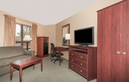 Bedroom 3 Days Inn by Wyndham Utica