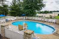 Swimming Pool Rodeway Inn