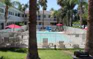 Swimming Pool 4 Motel 6 Coalinga, CA - East