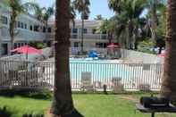 Swimming Pool Motel 6 Coalinga, CA - East