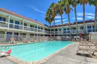 Swimming Pool Motel 6 Pomona, CA - Los Angeles