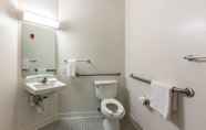 In-room Bathroom 6 Motel 6 Caseyville, IL - Caseyville Il
