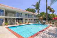 Swimming Pool Motel 6 Simi Valley, CA