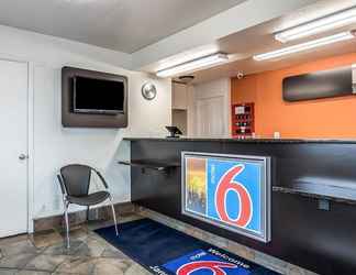 Lobby 2 Motel 6 Janesville, WI