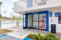 สระว่ายน้ำ Motel 6 Ventura, CA - Beach