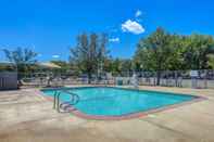 Swimming Pool Motel 6 Red Bluff, CA