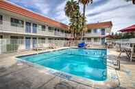 Swimming Pool Motel 6 Vacaville, CA