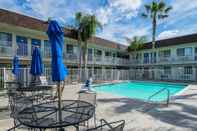 Swimming Pool Motel 6 Lost Hills, CA