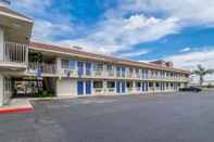 Exterior Motel 6 Bakersfield, CA - Airport